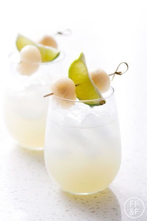 Lychee Lime Fizz Cocktail Lychee Cocktail, Resep Steak, Lychee Martini, Light Cocktails, Sparkling Cocktail, Pretty Cocktails, Sazerac, Pretty Drinks, Think Food