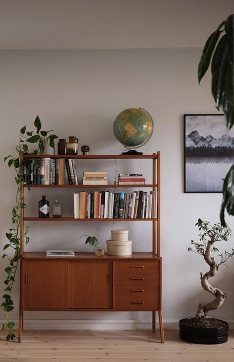 Mid Century Modern Living Room Eclectic, Mid Century Modern Living Room Shelves, Terracota Green Living Room, Midcentury Bookshelf, Teak Bookshelf, Living Room Book Shelf, Bedroom Mid Century Modern, Mid Century Bookshelf, Modern Eclectic Living Room