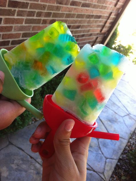 Sprite And gummy bears just put them in the freezer and you will have A wonderful Popsicle to cool off in the summer Popsicle Summer Aesthetic, Popsicle Aesthetic, Gummy Bear Popsicles, Summer Hangout, Hangout Ideas, Preppy Wallpapers, Out Of Your Mind, Preppy Wallpaper, Gummy Bear