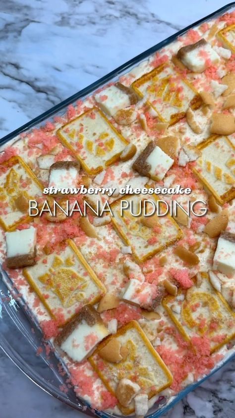 mandi ❘ content creator | Strawberry Cheesecake Banana Pudding🍓 Full Recipe Linked in Bio! Ingredients 1 Box Strawberry Cake Mix 1 Box Cheesecake Pudding Mix 1… | Instagram Cheesecake Banana Pudding, Strawberry Banana Pudding Recipe, Cheesecake Banana, Dessert Thanksgiving, Cheesecake Strawberry, Banana Cream Pudding, Strawberry Pudding, Banana Pudding Cake, Banana Pudding Cheesecake