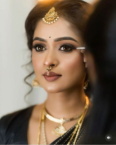 Pre Wedding Makeup Ideas, Hindu Bridal Makeup Kerala, Bride Makeup Indian, South Indian Makeup Look, Engagement Makeup Indian, South Indian Bride Makeup, Kerala Bridal Makeup, Marriage Hairstyle, South Bride