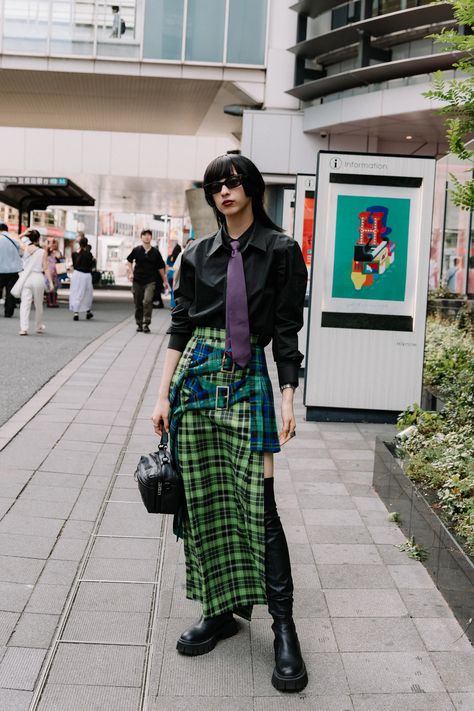 Maximalist Fashion Style, Tokyo Fashion Street, Tokyo Fashion Week Street Styles, Maximalist Outfit, Tokyo Spring, Punk Street Style, Tokyo Fashion Week, Street Style Photos, Tokyo Street Style