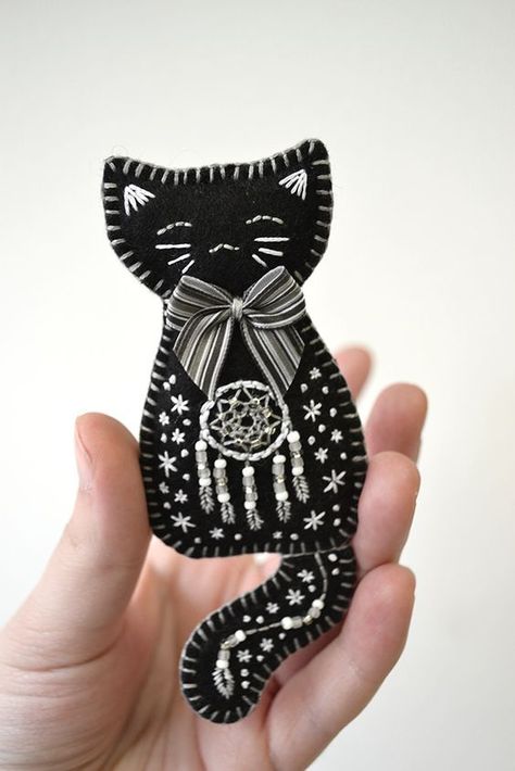 Black felt kitty brooch embroidered w silver thread, pic share. Black Felt Crafts Ideas, Felt Cat Patterns Free Templates, Felt Cat Brooch, Felt Broches, Felt Kitty, Felt Crafts Patterns, Black Kitty, Fabric Brooch, Felt Embroidery