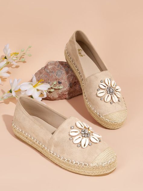 Fall Fashion Shoes, Sandals Design, Espadrilles Shoes, Espadrille Flats, Embroidery Diy, Slip On Espadrilles, Dress Design Patterns, Women Flats, Rhinestone Decor