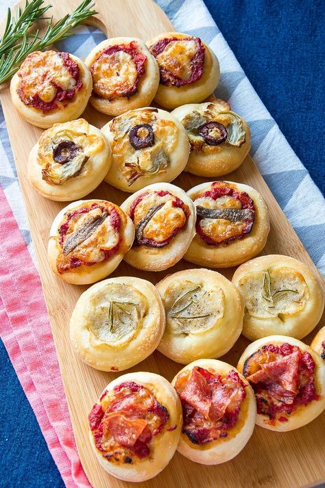 Mini Pizza Bites, Mini Pizza Recipes, Pizza Ideas, The Most Beautiful Pictures, Mini Pizzas, Party Appetizers Easy, Party Food Platters, Pizza Bites, Delicious Pizza