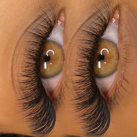 Hybrid Lash Extensions Styles Wispy, Eyelash Extensions Wispy, 3d Lash Extensions, Types Of Eyelash Extensions, Eyelash Clusters, Eyelashes Natural Look, Cluster Eyelash Extensions, Lashes Fake Eyelashes, Wispy Eyelashes