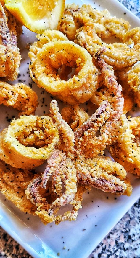 Fried Calamari | Kalofagas.ca Fried Calamari Recipe, Mediterranean Diet Menu, Calamari Recipe, Octopus Recipes, Calamari Recipes, Squid Recipes, Fest Mad, Fried Calamari, Seafood Dinner