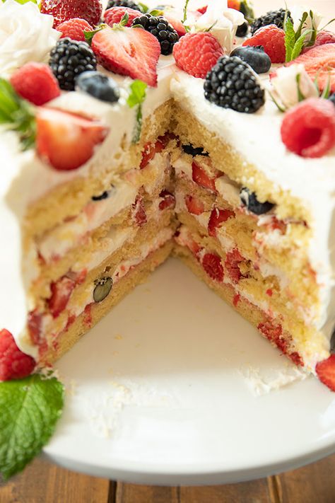 Mixed Berry Cake, Chantilly Cake Recipe, Berry Cake Recipe, Berry Chantilly Cake, Yellow Cake Mix Recipes, Cake With Fruit, Chantilly Cake, Fruity Cake, Berry Cake