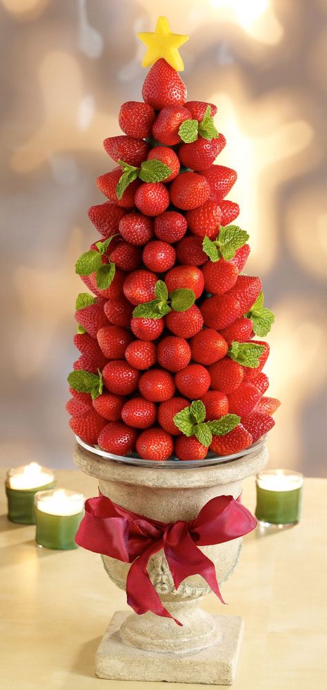 Brunch Christmas, Fruit Deserts, Decorated Food, Strawberry Christmas, Lila Party, Kids Brunch, Christmas Tree Food, Fruit Christmas Tree, Edible Centerpieces