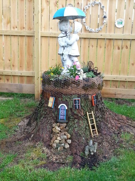 Tree stump idea Stump Yard Ideas, Tree Stump Fairy House Diy Ideas, Decorate Stumps In Yard, How To Decorate A Tree Stump Ideas, Tree Trunk Ideas Outdoor, Ideas For Stumps In Yard, Old Stumps Tree Trunks, Decorate Tree Stump In Yard, Fairy Garden Stump Tree Trunks