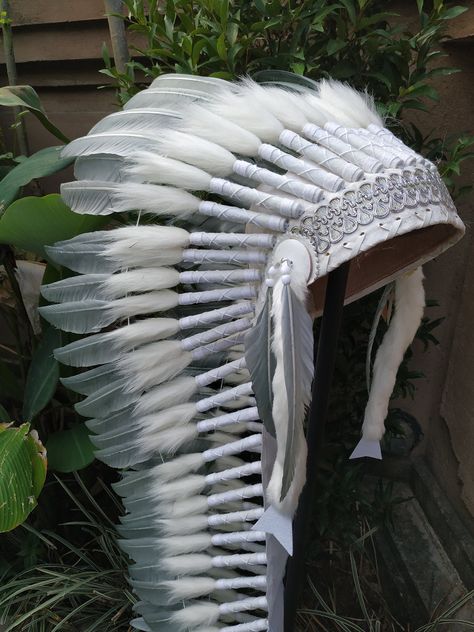 Long Indian Headdress Replica made with grey swan feathers and silver bordered work in the front This great adult headdress is entirely handmade and truly adorable. Perfect photography prop for your special ocasion. Ties in the back for a perfect fit. This will be precious for your costume, or even room decor. Head circumference: 59 centimeters / 23 inches ✈️ Worldwide shipping 🐤 I only use authentic feathers ⛺️ I guarantee highest quality, 100% hand-crafted Indian Headress, Swan Feathers, Indian Headpiece, Dog Soldiers, Perfect Photography, Native American Headdress, Medical Wallpaper, Native American Clothing, Indian Headdress