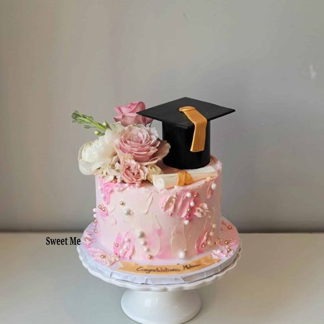 Graduation Pink Cake, Pink And Blue Graduation Party, Grad Cakes For Girls High Schools, Grad Party Cake Ideas, Pink Graduation Cakes, Girl Graduation Party Ideas, Girl Graduation Cake, Grad Cake Ideas, Pink Grad Cake