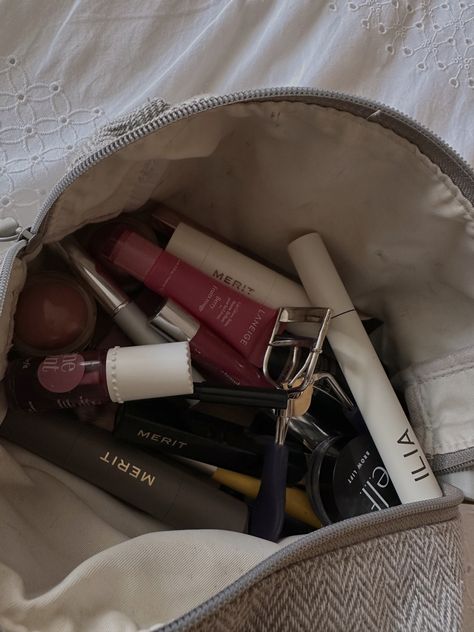 Minimal Makeup Collection, Clean Makeup Products, Wish Makeup, Makeup Clean, Makeup Bag Essentials, Makeup Drawer, Formal Makeup, Brow Lift, Minimal Makeup