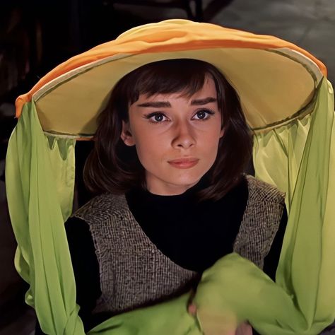 Funny Face Film, Audrey Hepburn Bangs, Funny Face Audrey Hepburn, Audrey Hepburn Funny, Funny Face 1957, Audrey Hepburn Funny Face, Aubrey Hepburn, Funny Faces Quotes, Straight Eyebrows