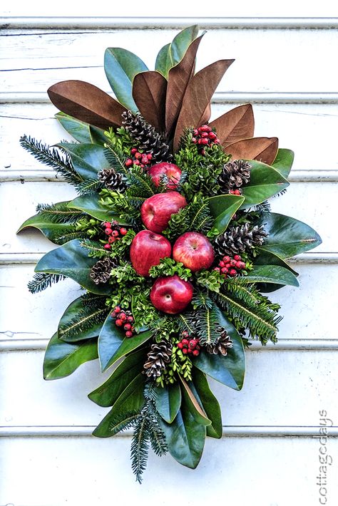 Magnolia Christmas Decor, Exterior Christmas Decorations, Colonial Williamsburg Christmas, Target Christmas Decor, Navidad Natural, Williamsburg Christmas, Holiday Flowers, Glam Christmas Decor, Southern Christmas