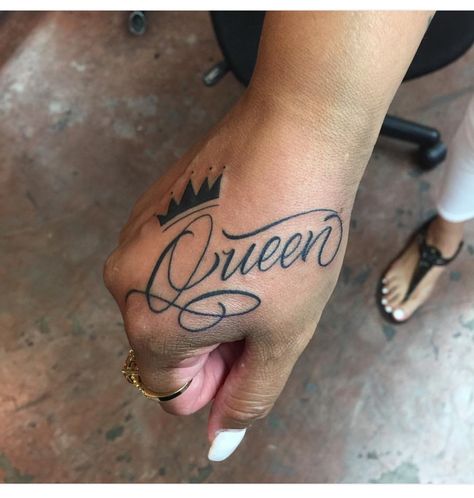 Queen Hand Tattoo, Queen Crown Tattoo, Crown Tattoos, Handwriting Tattoos, Health Tattoo, Neck Tattoos Women, Chicano Art Tattoos, Lettering Tattoo, Neck Tattoos