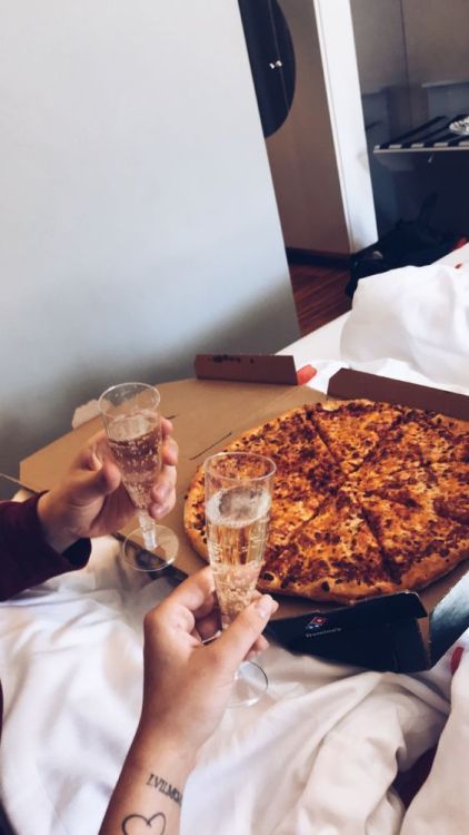 jetsetter-life Couple Eating Pizza Aesthetic, Date Night At Home Aesthetic, Night At Home Aesthetic, Pizza And Champagne, Deal Aesthetic, Pizza Date Night, Pizza Couples, At Home Aesthetic, Italian Bob