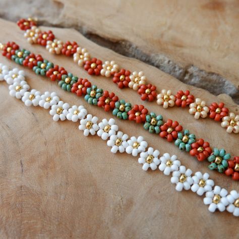 Du turquoise, des coquillages, des fleurs, les belles inspirations d'été ! Seed Bead Flower Bracelet, Seed Bead Daisy, Bead Flower Bracelet, Bead Daisy, Seed Bead Flower, Daisy Flower Bracelet, Seed Bead Flowers, Bead Flower, Daisy Bracelet