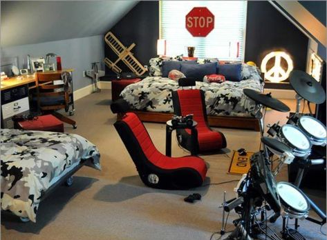 This is the perfect shared bedroom for preteen brothers/teens (judging by the larger bed near the prime window spot, I'm guessing teen/preteen sharing). This bedroom is rocking with camo, games and a drumset! Zimmer Diy, Teenager Bedroom Boy, Teenage Boy Room, Boys Room Design, Teen Boy Room, Teen Boy Bedroom, Teenage Bedroom