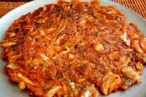 Kimchijeon Recipe, Kimchi Jeon Recipe, Kimchi Pancake Recipe, Korean Pancake Recipe, Maangchi Recipes, Kimchi Pancake, South Korean Food, Korean Side Dishes, Popular Side Dishes