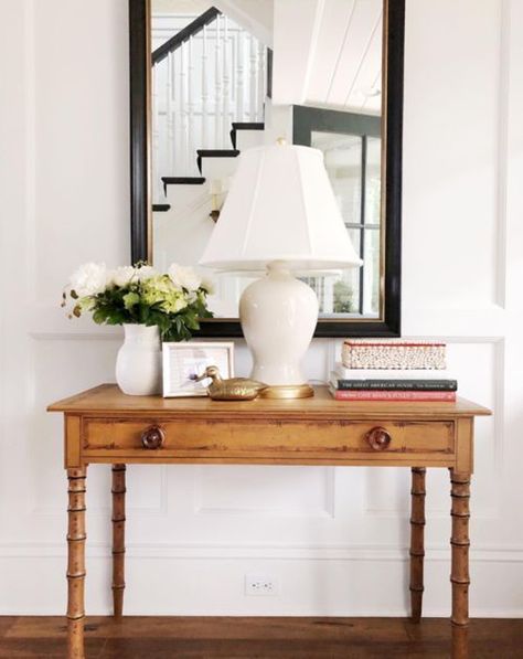 Americana Interior Design Ideas Sweet Shady Lane, New England Interior, Traditional Entryway, My Dream House, Americana Home, Entryway Table Decor, Coastal Interiors Design, Entryway Table, Southern Home