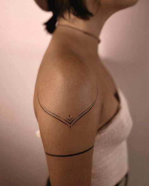 In love with the simplicity of this shoulder adornment. Thank you for coming from Portugal, Destiny. (Line below not by me)… | Instagram Arm Cuff Tattoo, Tato Minimal, Cuff Tattoo, Boho Tattoos, Muster Tattoos, Upper Arm Tattoos, Tasteful Tattoos, Tato Lengan, Shoulder Tattoos For Women