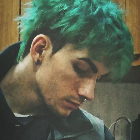 Grunge haircut, green color. Green Hair Guy Aesthetic, Green Hair Color Men, Grunge Hairstyles Men, Guy With Green Hair, Green Hair Short, Forest Green Hair, Green Hair Men, Black And Green Hair, Grunge Haircut