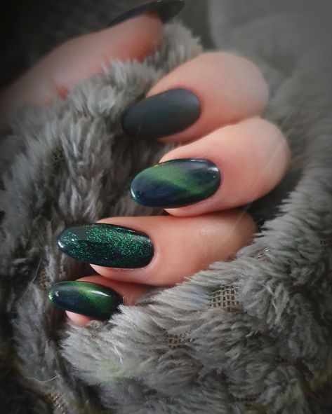 Nails Northern Lights, Aurora Borealis Nail Art, Northern Light Nail Art, Aurora Borealis Nails, Aroura Borealis Nails, Aurora Borealis Green, Aurora Nails, Northern Lights (aurora Borealis), Mani Pedi