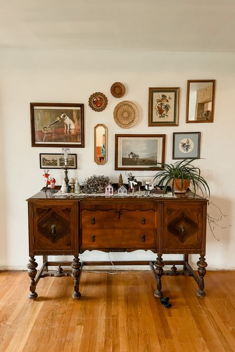 Antique buffet with random wall decor hanging above it. Clean Hacks, Antique Buffet, Home Decor Ideas Bedroom, Interior Vintage, Casa Vintage, Style Cottage, Decor Ideas Bedroom, Home Decor Living Room, Home Decor Ideas Living Room