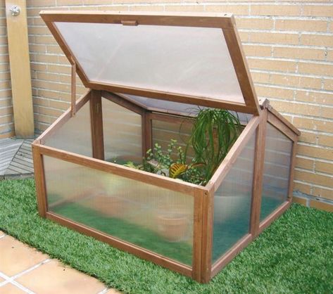 Mini invernaderos | Blog Garden Center Ejea Serre Diy, Cold Frame Greenhouse, Cold Frame Gardening, Cheap Greenhouse, Greenhouse Supplies, Best Greenhouse, Home Greenhouse, Wooden Greenhouses, Greenhouse Ideas