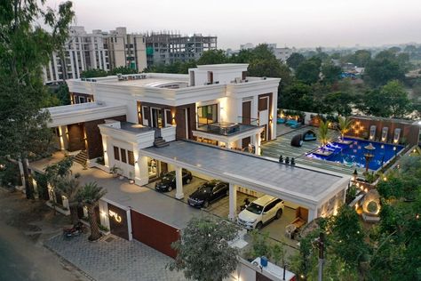 Mansion House Design With Modern And Ergonomic In Function | Design Studio-Ruchir sheth - The Architects Diary Mansion House Design, Luxury Houses Mansions, House Plans Mansion, Mansion House, Mansion Designs, House Arch Design, Modern Exterior House Designs, التصميم الخارجي للمنزل, Beautiful House Plans