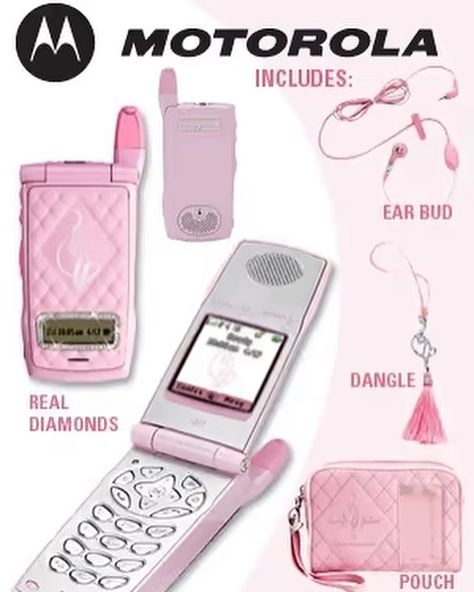 I’ve been hot since flip phones☎️🔥 Whether you were old enough to record Nicki in clubs on your flip phone or young enough to have missed out on the era, one things for sure, they’re always in the back of our minds🤭❗️ From the Moto Razr (@deviinjohnson), to the Baby Phat flip phone or even customizing your own, the possibilities for accessorizing with your flip phone were endless! The technology based accessory has slowly been trying to make a comeback, with Nokia unveiling a hot pink flip ... Pink Flip Phone, Flip Phone Aesthetic, Nokia Phone, Flip Phone, Cute Polymer Clay, Baby Phat, Flip Phones, Grunge Style, Game Boy Advance Sp