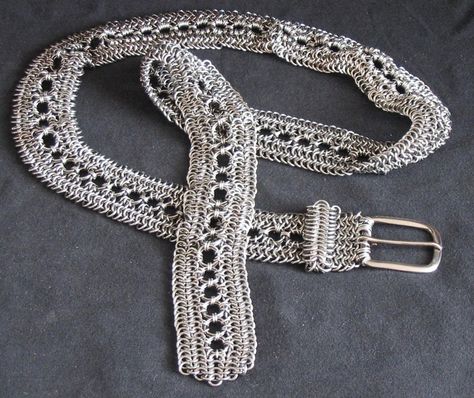 chainmaille belt (inspiration) Chain Mail Belt, Chainmail Belt, Belt Inspiration, Chainmaille Jewelry Patterns, Red Stone Jewelry, Chain Maille Patterns, Chainmail Patterns, Jump Ring Jewelry, Chainmaille Jewelry