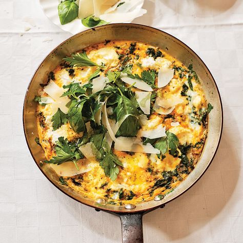 Baked Frittata With Ricotta and Greens Brunch Egg Dishes, Best Buttermilk Biscuits, Baked Frittata, Veggie Omelet, Ricotta Recipe, Easy Frittata, Main Salad, Brunch Eggs, Ricotta Recipes