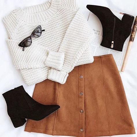 The Flat Lay Co. (@theoriginalflatlayco) • Instagram photos and videos Suede Skirt Outfit, Corduroy Skirt Outfit, Brown Suede Skirt, Outfit School, Perfect Winter Outfit, Skirt Outfits Fall, Winter Skirt, Suede Skirt, Fall Skirts