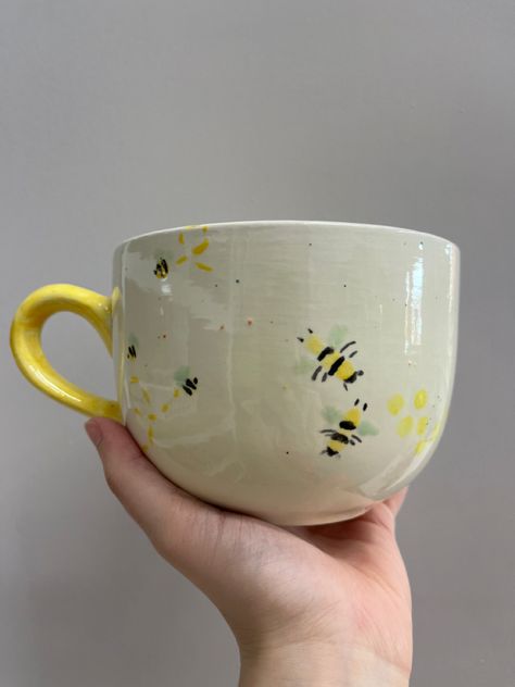 Bees And Honey, Ceramics Mug, Big Mug, Written Notes, Diy Pottery Painting, Cerámica Ideas, Kitchen Organisation, Bee Art, Diy Pottery