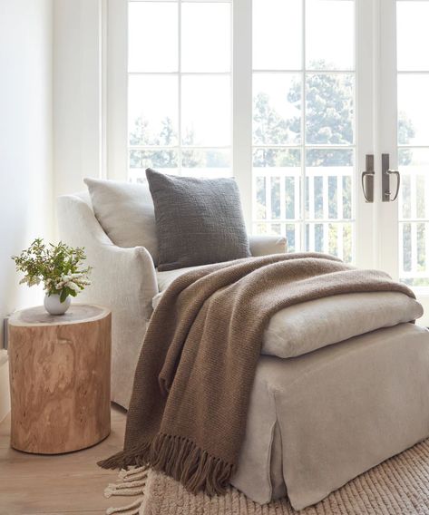 Jenni Kayne Home Living Room, Alpaca Throw Blanket, Scandinavian Cottage Living Room, Earthy Coastal Living Room, Jenni Kayne Living Room, Jenni Kayne Bedroom, Mountain Bedroom Ideas, Jenni Kayne Home, Transitional Living Room Decor