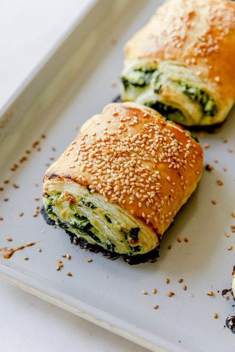 Filled Puff Pastry, Ricotta Rolls, Puff Pastry Rolls, Puff Pastry Recipes Savory, Spinach Rolls, Spinach And Ricotta, Spinach Ricotta, Savory Pastry, Puff Pastry Recipes