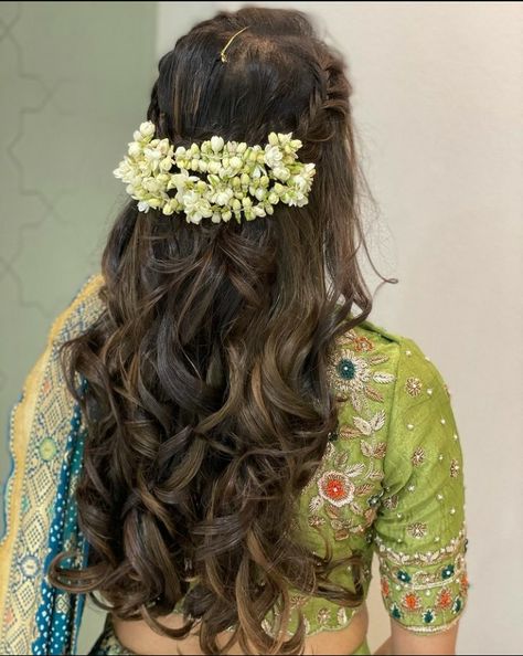 Open Gajra Hairstyle, Wedding Hairstyles With Flowers Indian, Open Hair Saree Look, Hairstyles For South Indian Look, Jasmine Flowers In Hair Indian Aesthetic, Mogra Hair Styles, Saree Hairstyles With Jasmine, South Indian Wedding Guest Hairstyles, Saree Inspo For Wedding Guest