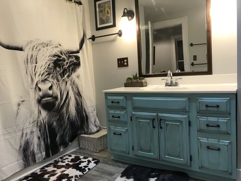 Highlander Cow Bathroom Ideas, Turquoise Bathroom Ideas Farmhouse, Highland Shower Curtain, Farmhouse Western Bathroom, Bathroom Remodel Western Style, Cow Shower Curtain Bathroom, Cowhide Rug Bedroom Ideas, Farmhouse Cow Bathroom, Western Bathroom Mirror