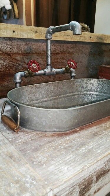 Galvanized Bucket Sink with industrial pipe faucet Galvanized Bucket Sink, Sink Station, Baie Vintage, Outdoor Kitchen Sink, Bucket Sink, Galvanized Buckets, Outdoor Sinks, Rustic Bathrooms, Rustic Bathroom