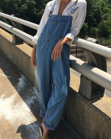 Wearing Overalls, Gardening Outfit, Mode Inspo, Mode Inspiration, Spring Summer Outfits, Outfits Casuales, Primavera Estate, Look Cool, Look Fashion