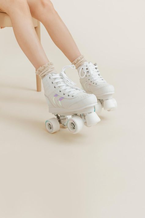 The terms "roller skate" and "quad skate" are used to designate the same thing. The Quad 100, also called fitness quad skates, are above all versatile roller skates designed for your child to wear while learning how to skate or practising occasionally. We put comfort first during the design process. That way, your child can concentrate on how much fun they're having. The vintage style of these wheeled shoes is a nod to roller skates from the 80s. | Oxelo Kid's Roller Skates Quad 100 - Holographi White Roller Skates, Roller Skates Vintage, Kids Roller Skates, Quad Roller Skates, Hockey Bag, Hockey Clothes, Tennis Accessories, Horse Riding Clothes, Roller Disco