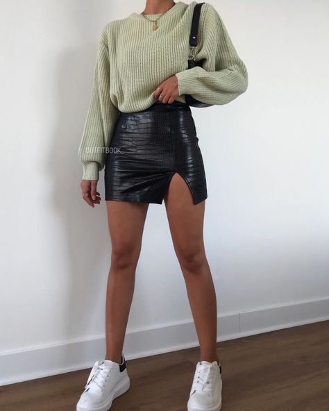 www.outfitbook.fr on Instagram: “Transitional look 🖤 ⚡️LAST DAY 15% OFF EVERYTHING with code "HELLO15" 🔎Oversized jumper (2083) 🔎 Croc print mini skirt (H1940) #outfitbook” Black Faux Leather Skirt Outfit, Short Black Leather Skirt Outfit, Faux Leather Skirt Outfit, Color Palette Winter, Winter Brunch Outfit, Black Leather Skirt Outfit, Outfit Ideas Grunge, Casual Brunch Outfit, Short Cuir