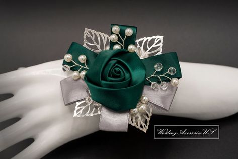 Emerald Green Corsage, Emerald Green And Silver Wedding, Green Corsage, Silver Corsage, Corsage Homecoming, Emerald Prom, Corsage Bridesmaid, Emerald Wedding Colors, Green Boutonniere