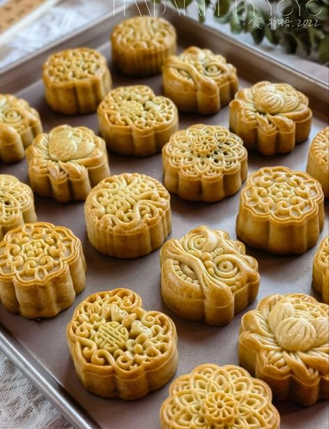 Moon Cakes Chinese, Ancient Chinese Food, Osmanthus Cake, Osmanthus Wine, Chinese Pastries, Chinese Moon Festival, Chinese Sweets, Chinese Deserts, Chinese Pastry