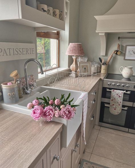 Girly Kitchen Decor Apartment, Shabby Chic Aesthetic, Cocina Shabby Chic, Dream Apartment Decor, Casa Vintage, Dekorasi Kamar Tidur, French Country Kitchen, Dream House Rooms, Apartment Decor Inspiration