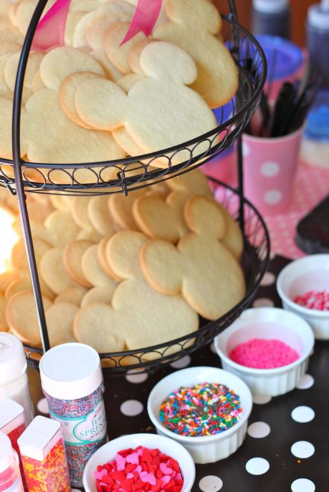 Minnie Mouse Party - Decorate your own cookie station.... Such a cute idea! Cookie Station, Cupcakes Minnie Mouse, Décoration Baby Shower, Disney Parties, Minnie Birthday Party, Minnie Mouse Theme, Disney Theme Party, Mickey Mouse Birthday Party, Oreo Pops