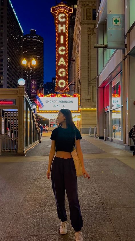 Chicago Theater Sign, Chicago Theater Pictures, Chicago Inspo Pics, Chicago Picture Ideas, Chicago Poses, Chicago Instagram Pictures, Chicago Outfit Ideas, Chicago Senior Pictures, Chicago Photo Ideas