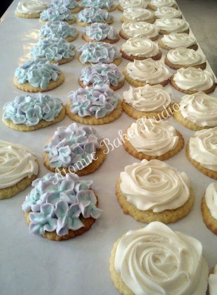 Cookie Table Wedding, Wedding Cookies Decorated, Hydrangea Pattern, Wedding Shower Cookies, American Buttercream, Flower Sugar Cookies, Cookie Table, Bridal Shower Cookies, Spring Cookies